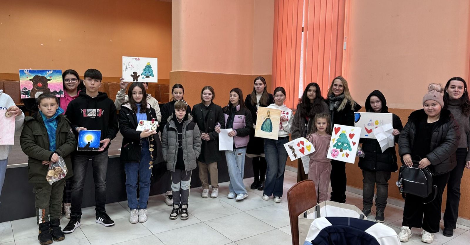 Copii și adolescenți la atelierul de decorațiuni de iarnă