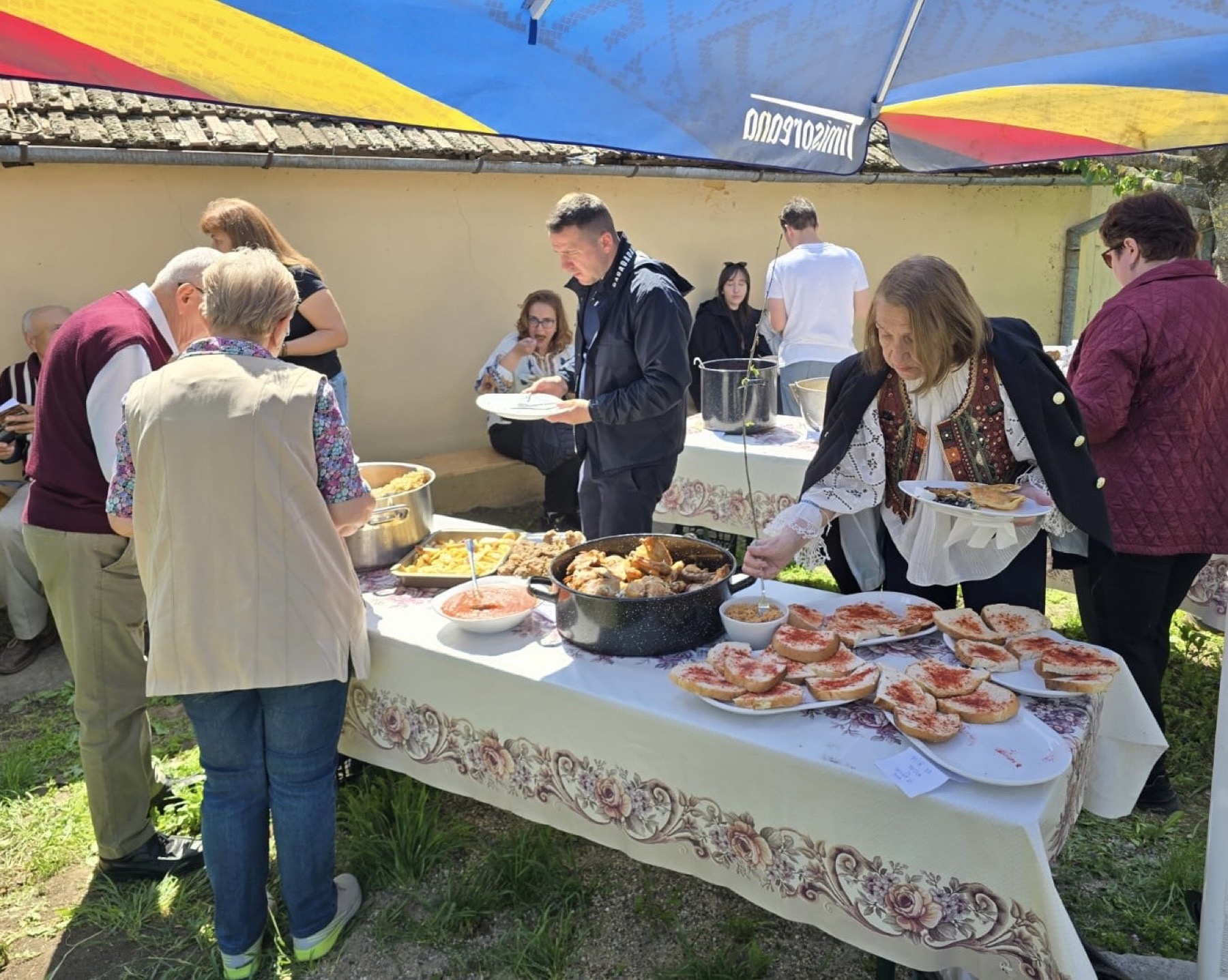 Moment comunitar în curtea De La Măicuța