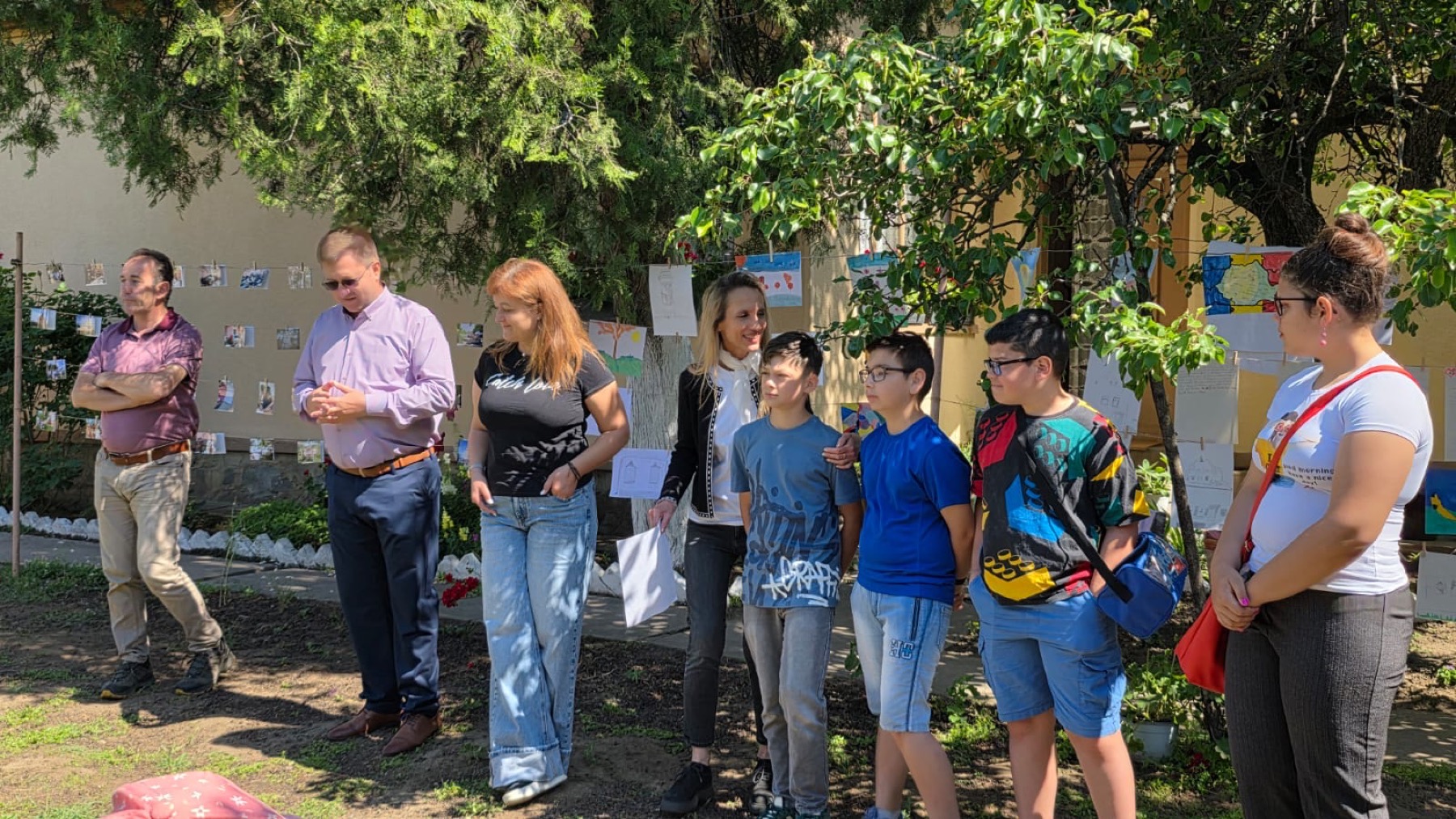 Copii și voluntari în curtea De La Măicuța