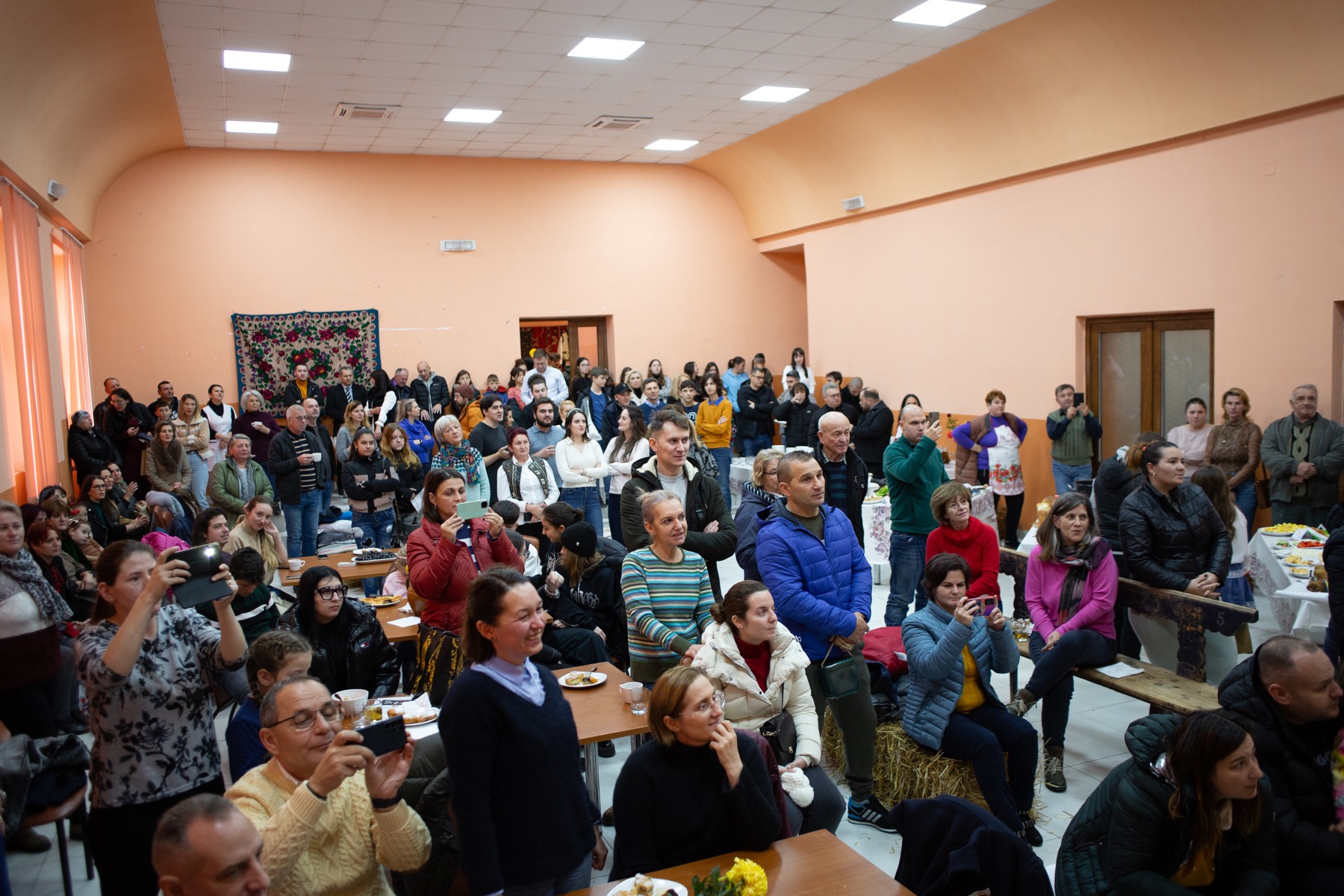 Comunitatea adunată la un eveniment