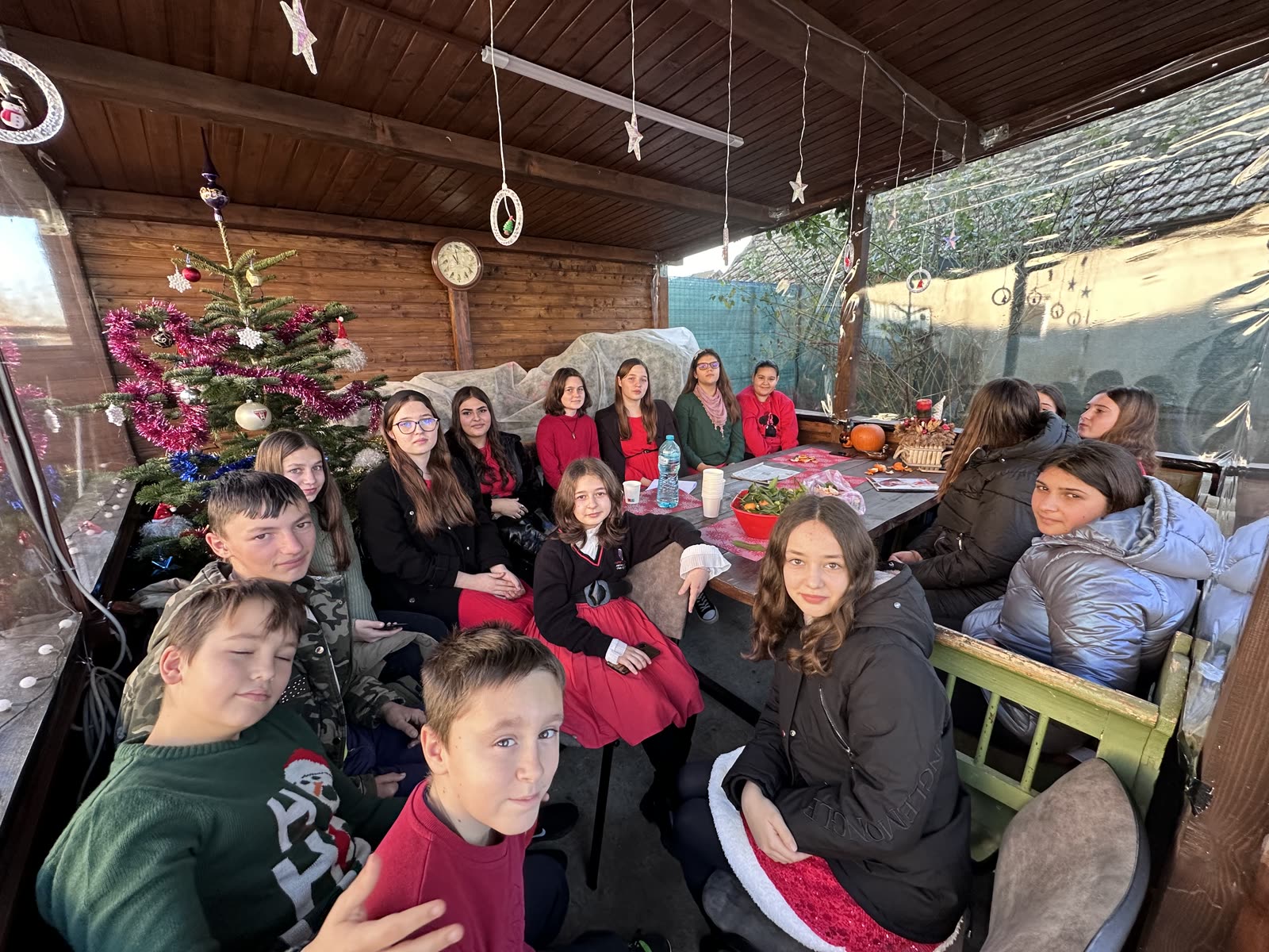 Tineri la un atelier De La Măicuța