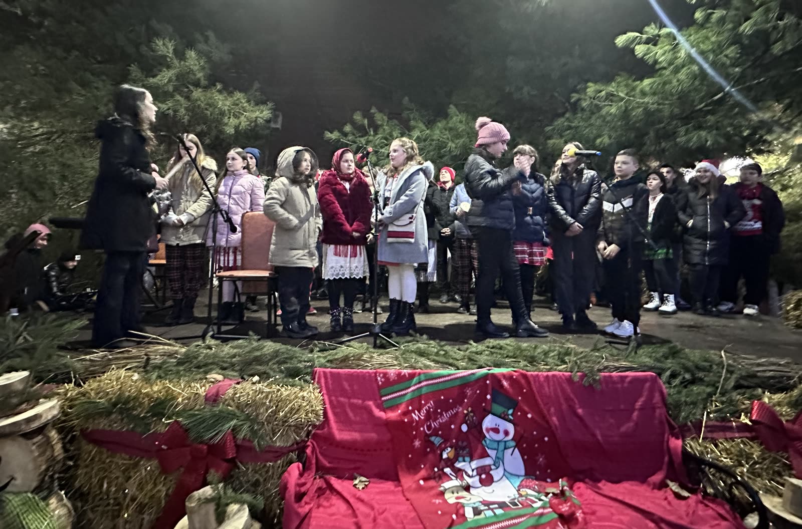 Copii și tineri într-un eveniment de colinde